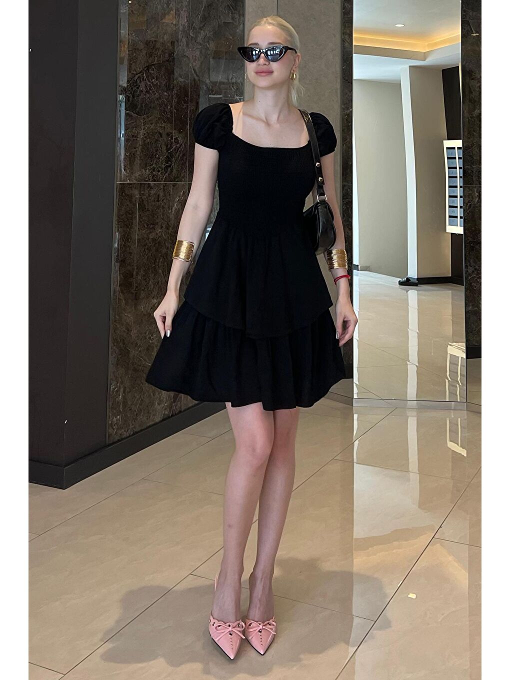 Siyah Katlı Etekli Beli Büzgülü Elbise-4