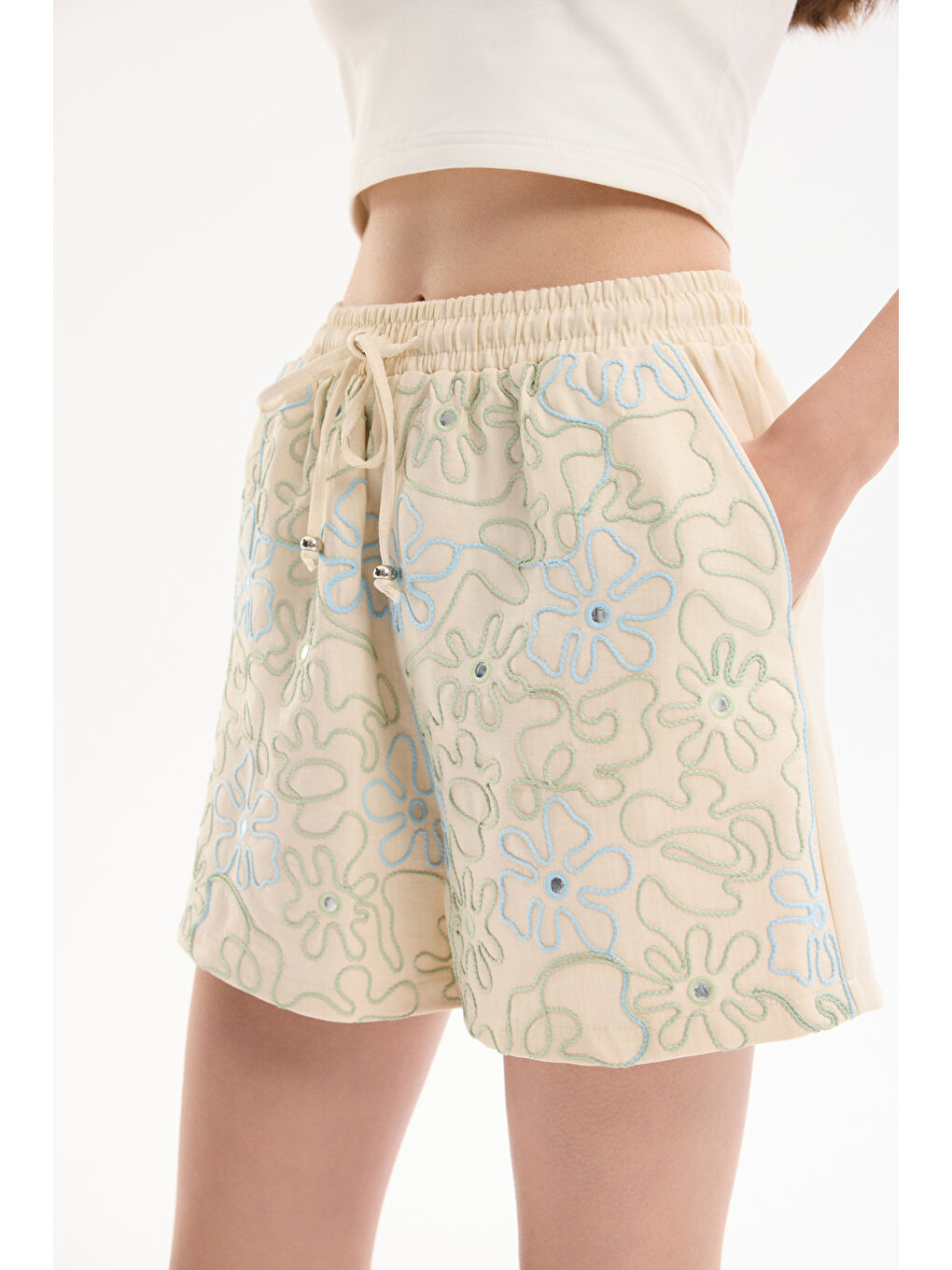 Bej Renkli Nakış İşlemeli Beli Bağcıklı Mini Şort Naturel-2