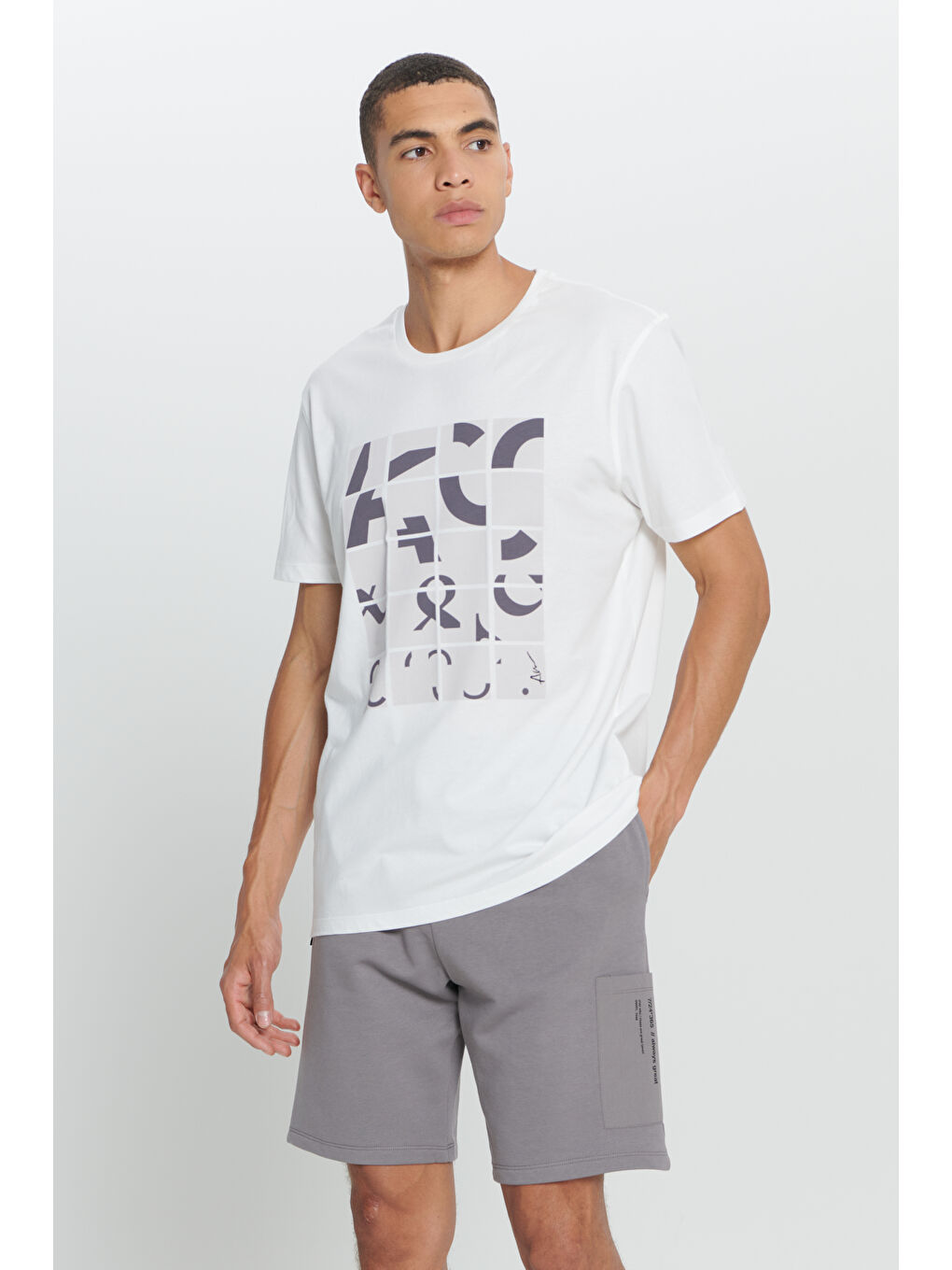 Erkek Beyaz Standart Fit Normal Kesim %100 Pamuk Baskılı Bisiklet Yaka Tişört