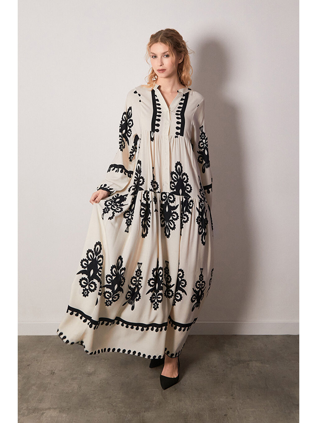 Ekru Etnik Desenli Yarım Düğmeli Kolları Lastikli Elbise