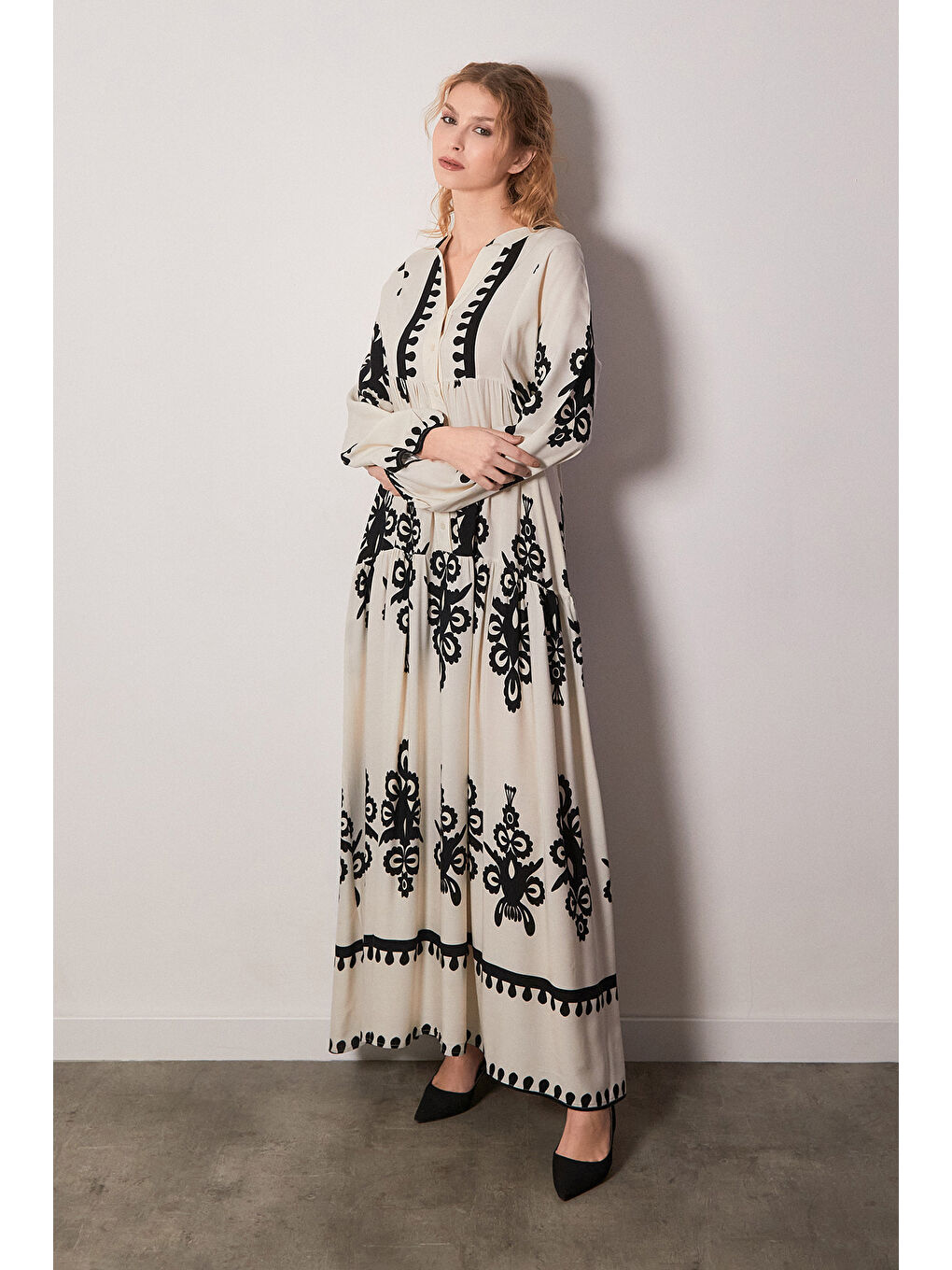 Ekru Etnik Desenli Yarım Düğmeli Kolları Lastikli Elbise-1