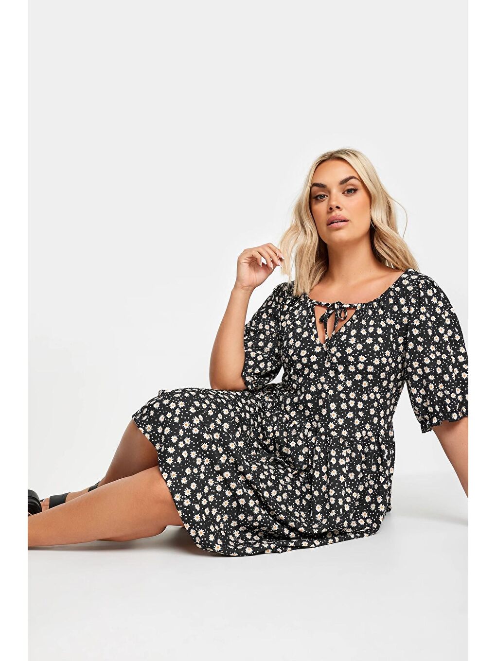 Siyah Büyük Beden Bağlama Detaylı Kolları Fırfırlı Çiçek Desenli Elbise 303188-1