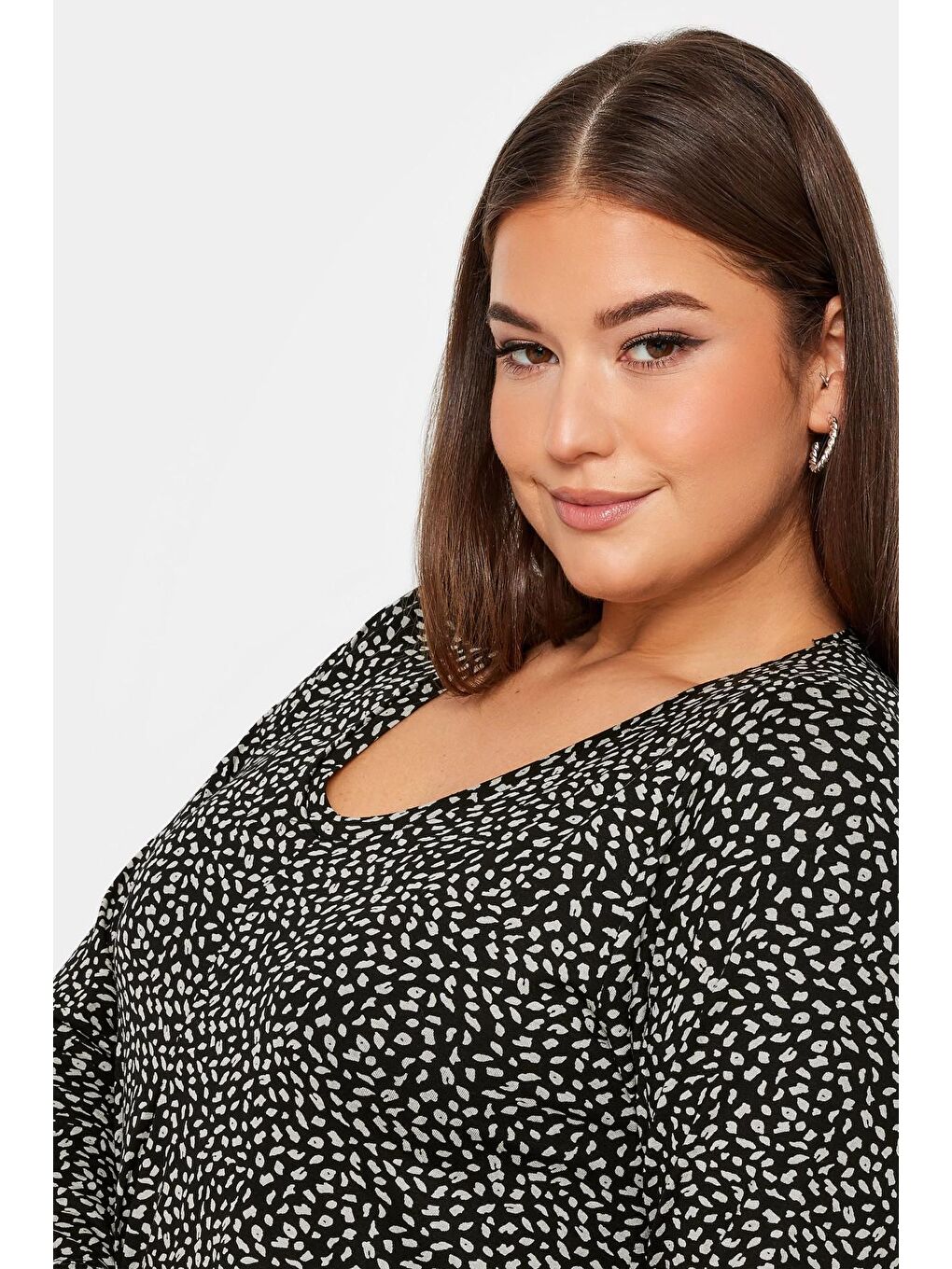 Siyah Büyük Beden V Yaka Uzun Kollu Desenli Kısa Elbise 302737-3