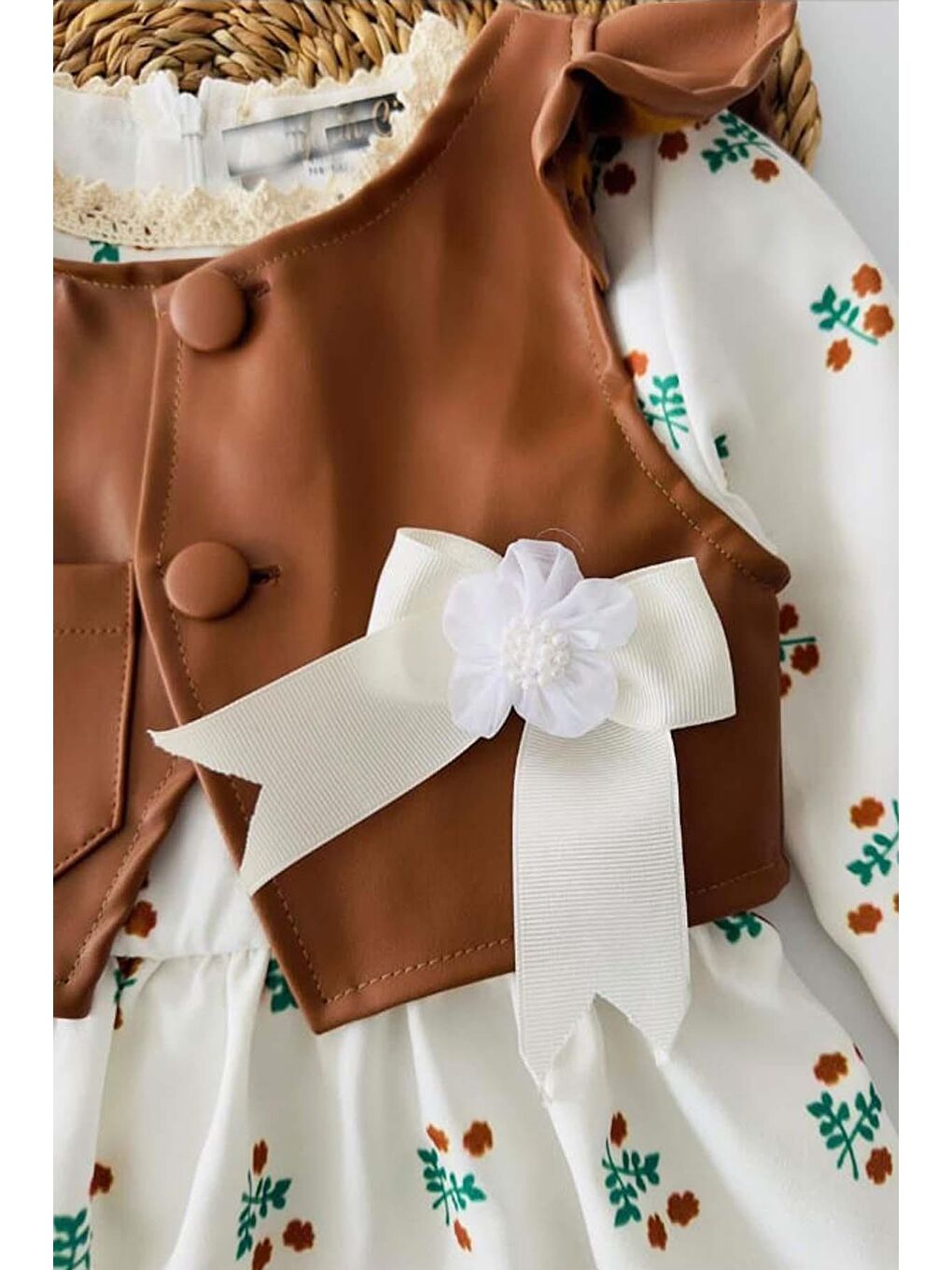 Kahverengi Kız Çocuk Yakası Dantel İşlemeli Deri Yelekli Beyaz Elbise-1