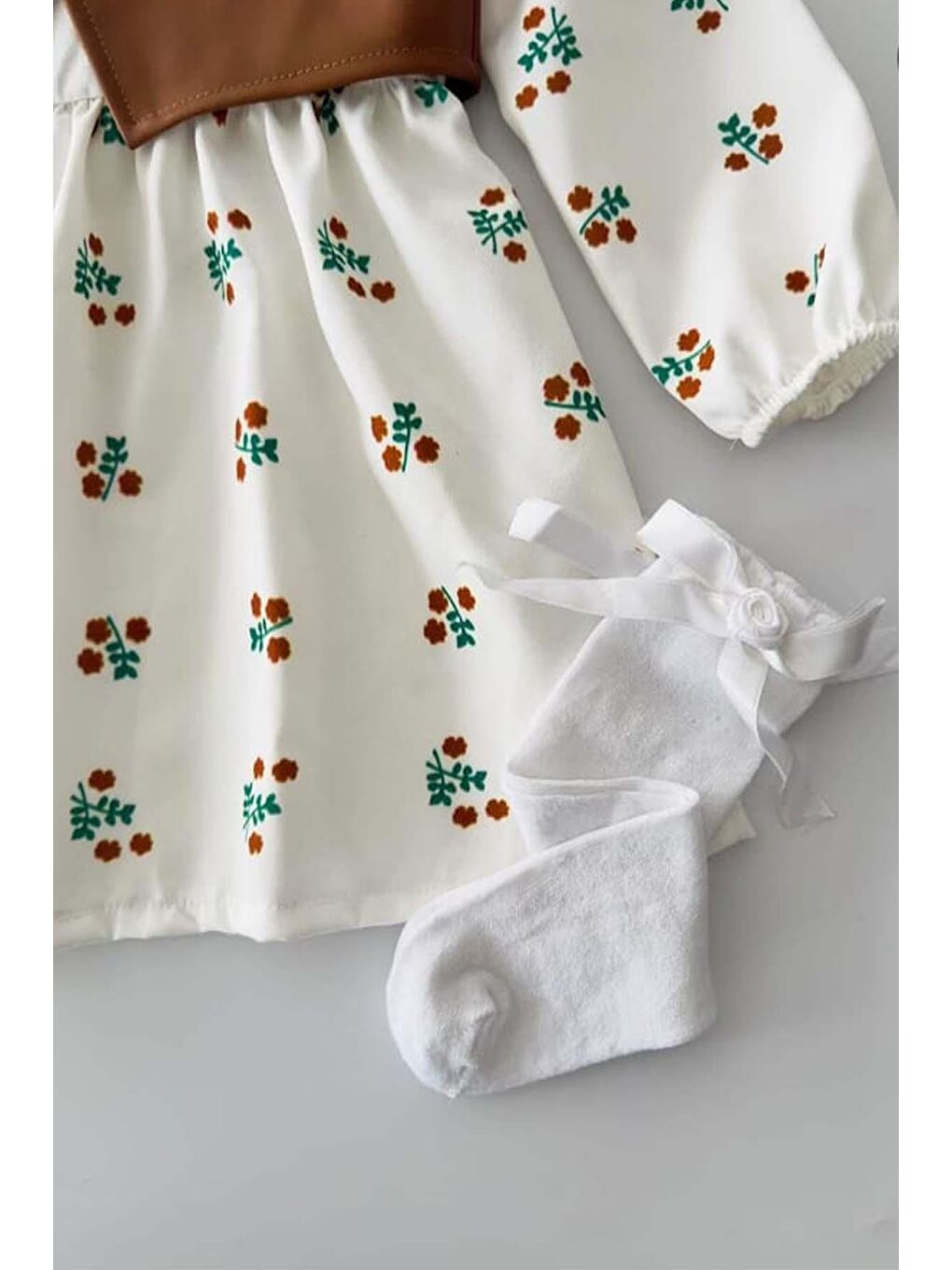 Kahverengi Kız Çocuk Yakası Dantel İşlemeli Deri Yelekli Beyaz Elbise-2