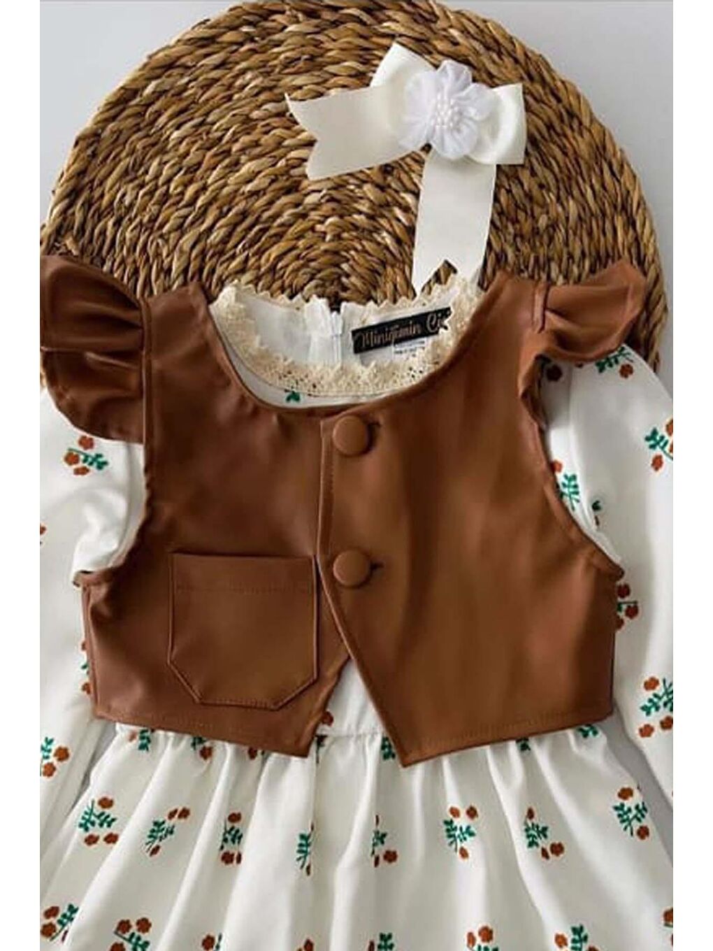 Kahverengi Kız Çocuk Yakası Dantel İşlemeli Deri Yelekli Beyaz Elbise-3