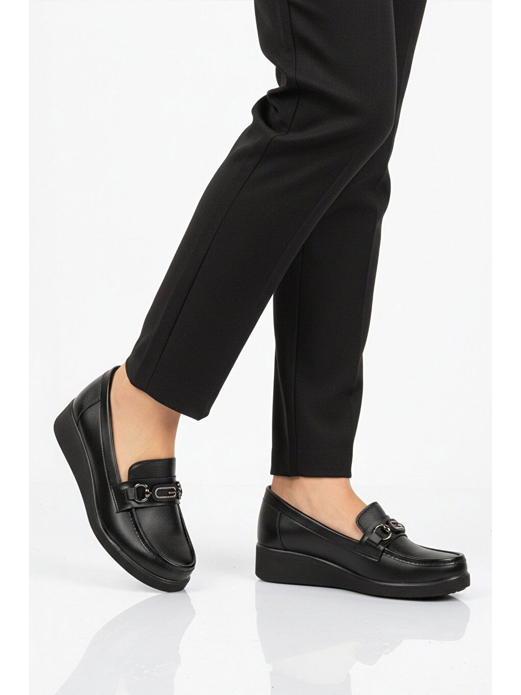 Siyah Geniş Kalıp Kadın Klasik Ayakkabı 651631 Z