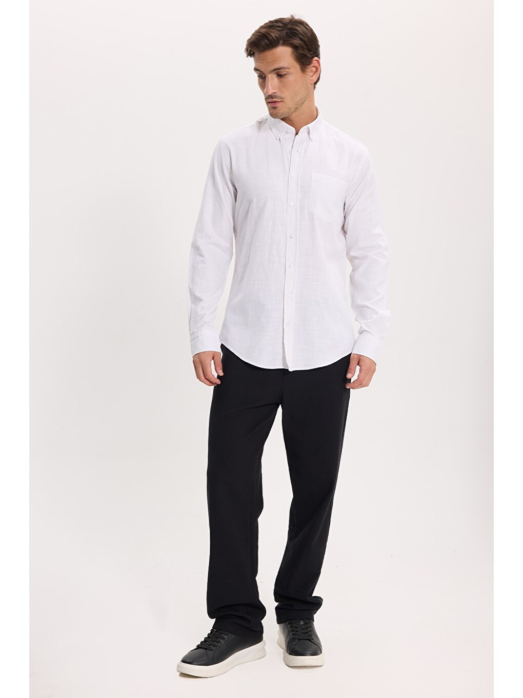 Erkek Slim Fit Dar Kesim %100 Pamuk Düğmeli Yaka Çizgili Uzun Kollu Cepli Keten Efektli Yeşil Gömlek-1