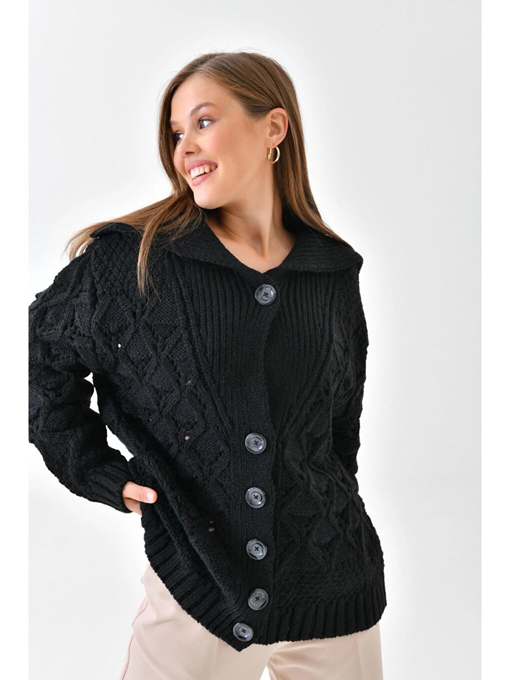 Oversize Örgü Detay Düğmeli Uzun Siyah Triko Hırka