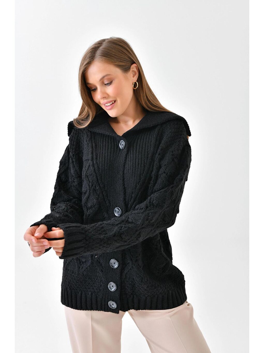 Oversize Örgü Detay Düğmeli Uzun Siyah Triko Hırka-2