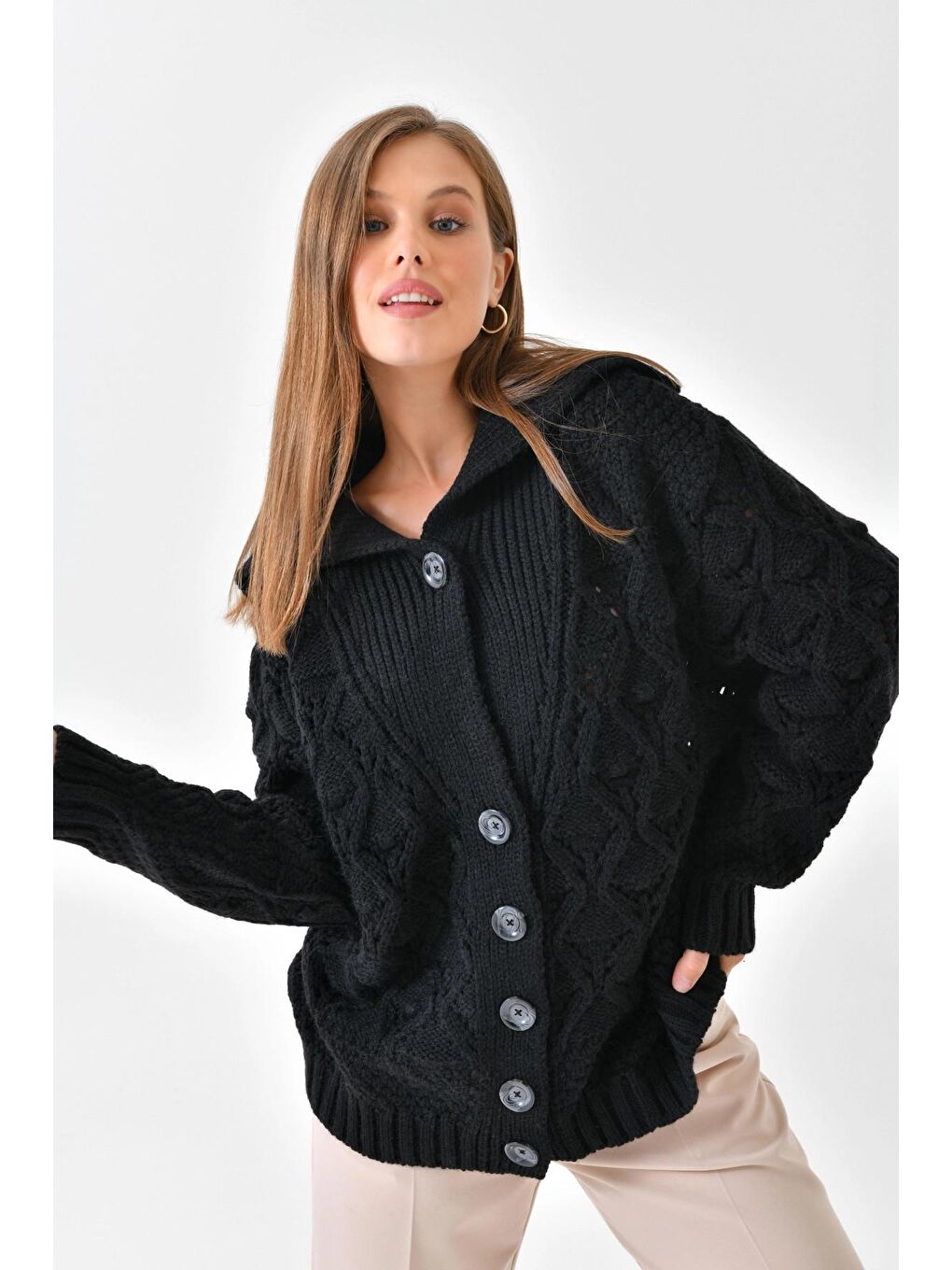 Oversize Örgü Detay Düğmeli Uzun Siyah Triko Hırka-3