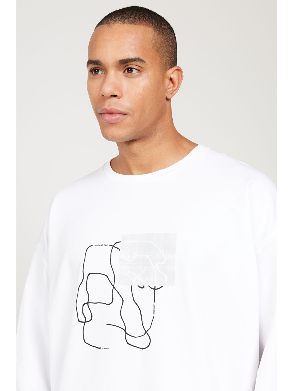 Erkek Beyaz Oversize Bol Kesim Bisiklet Yaka Önü Baskılı Pamuklu Sweatshirt-4