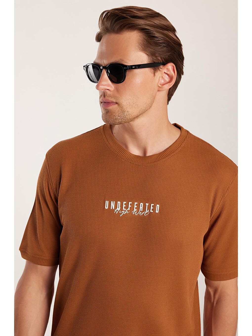 Kahverengi Erkek Standart Fit Pamuklu Düz Basic Bisiklet Yaka Baskılı Tarçın Tişört-1