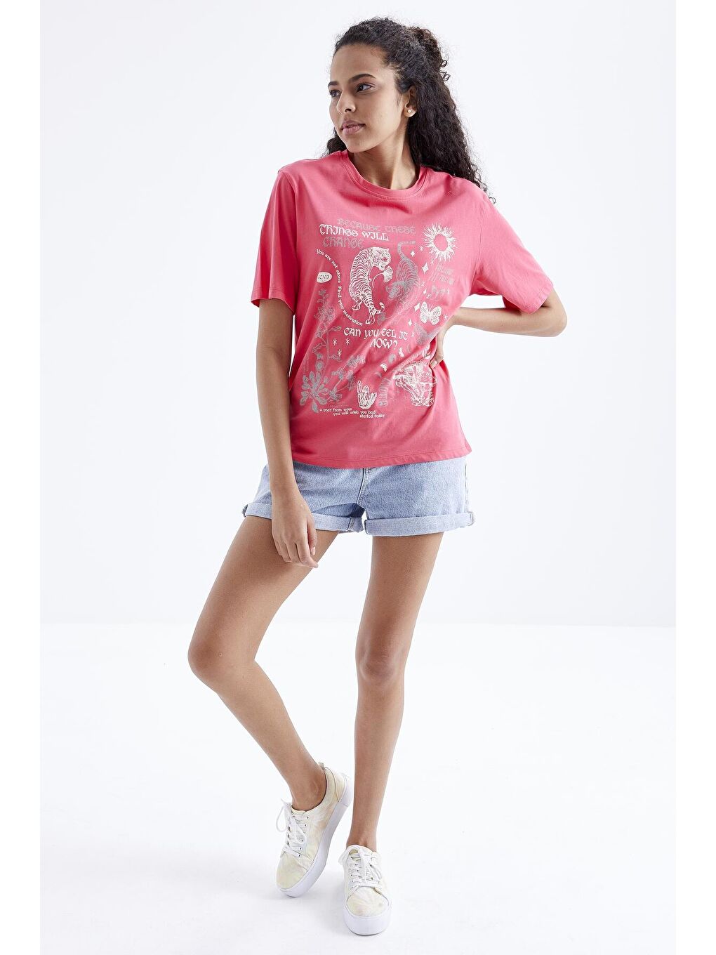 TOMMYLIFE Koyu Kırmızı Rose Baskılı O Yaka Oversize Kadın T-Shirt  - 97210 - 1