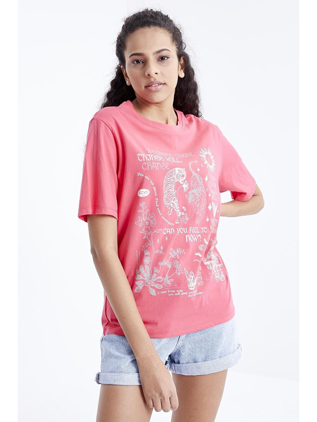 TOMMYLIFE Koyu Kırmızı Rose Baskılı O Yaka Oversize Kadın T-Shirt  - 97210 - 4