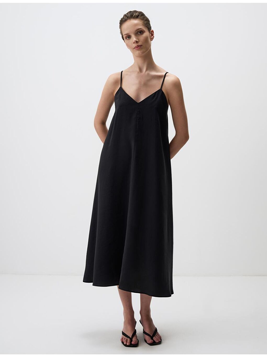 Siyah Bol Kesim V Yaka Askılı Midi Elbise