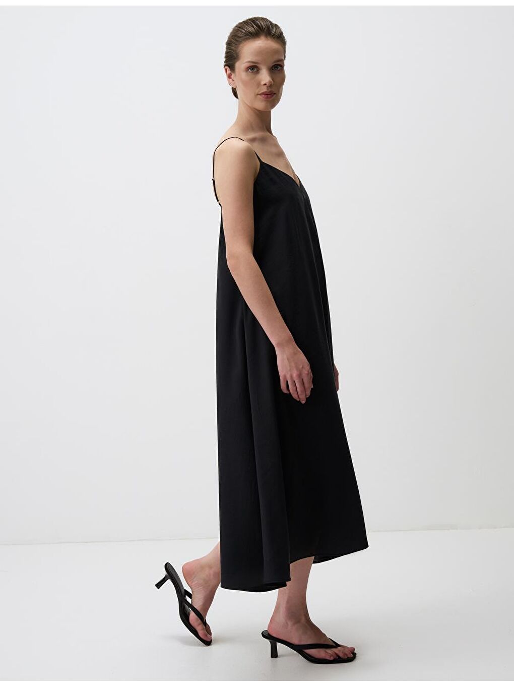 Siyah Bol Kesim V Yaka Askılı Midi Elbise-2