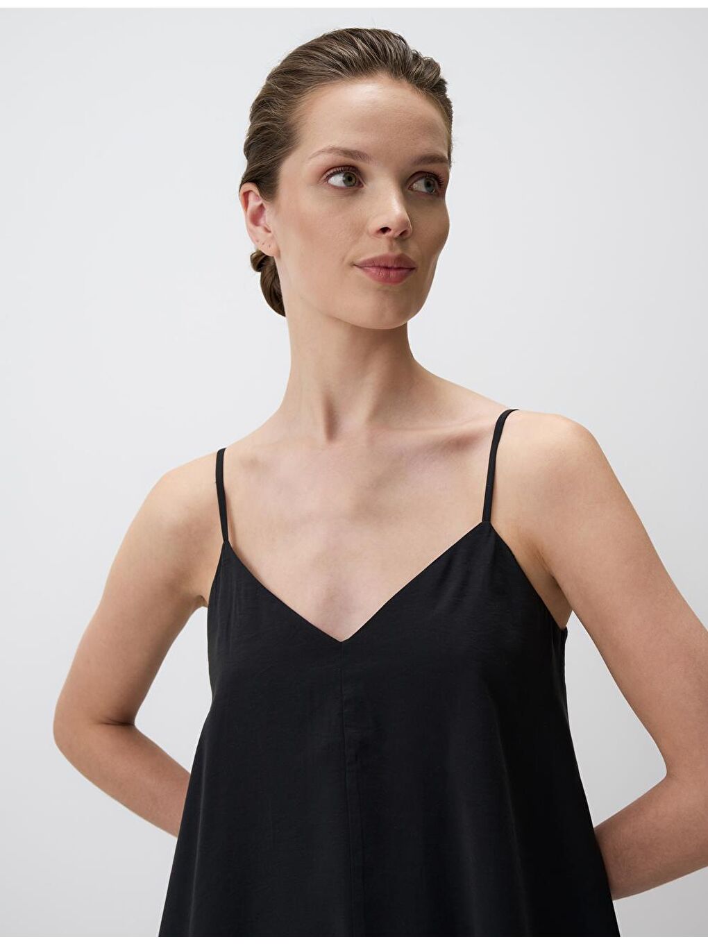 Siyah Bol Kesim V Yaka Askılı Midi Elbise-3