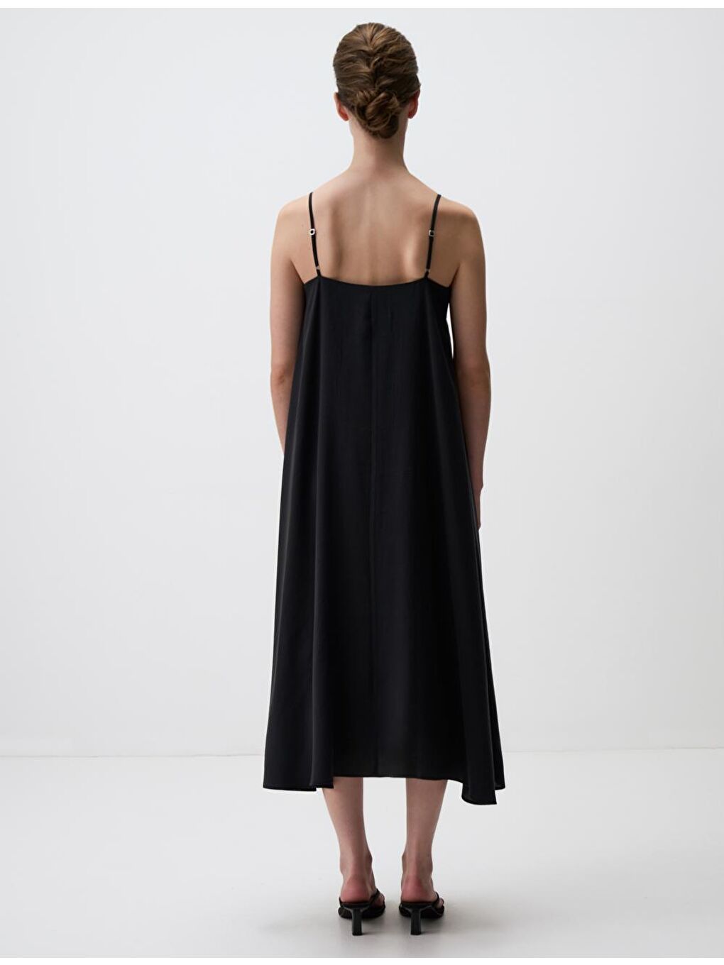 Siyah Bol Kesim V Yaka Askılı Midi Elbise-4