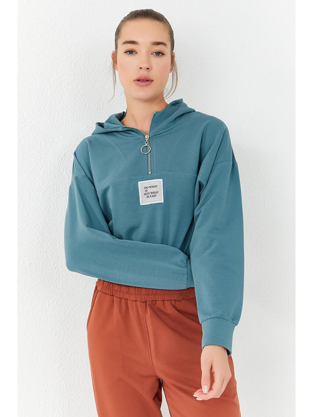 TOMMYLIFE Koyu Mint Yeşili Mint Yeşili Beli Büzgülü Kapüşonlu Yarım Fermuarlı Rahat Form Kadın Crop Top Sweatshirt - 97155