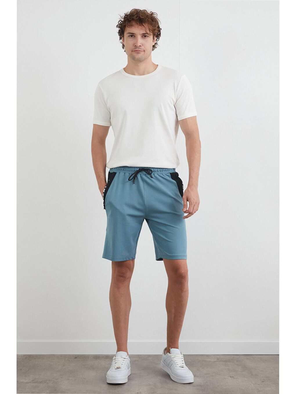 Mavi Yazı Baskıl Renk Garnili Cebi Fermuarlı Şort-1