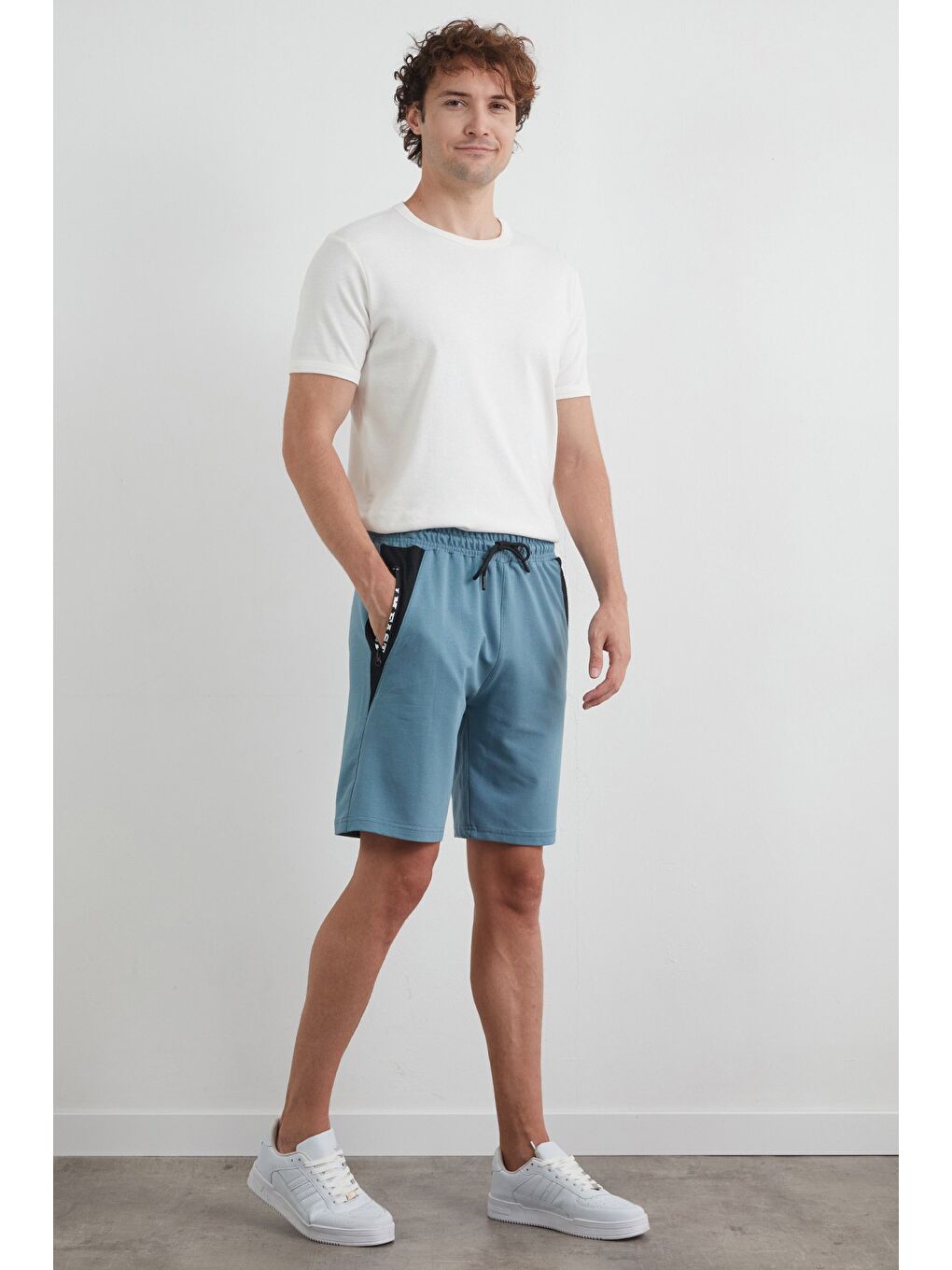 Mavi Yazı Baskıl Renk Garnili Cebi Fermuarlı Şort-2