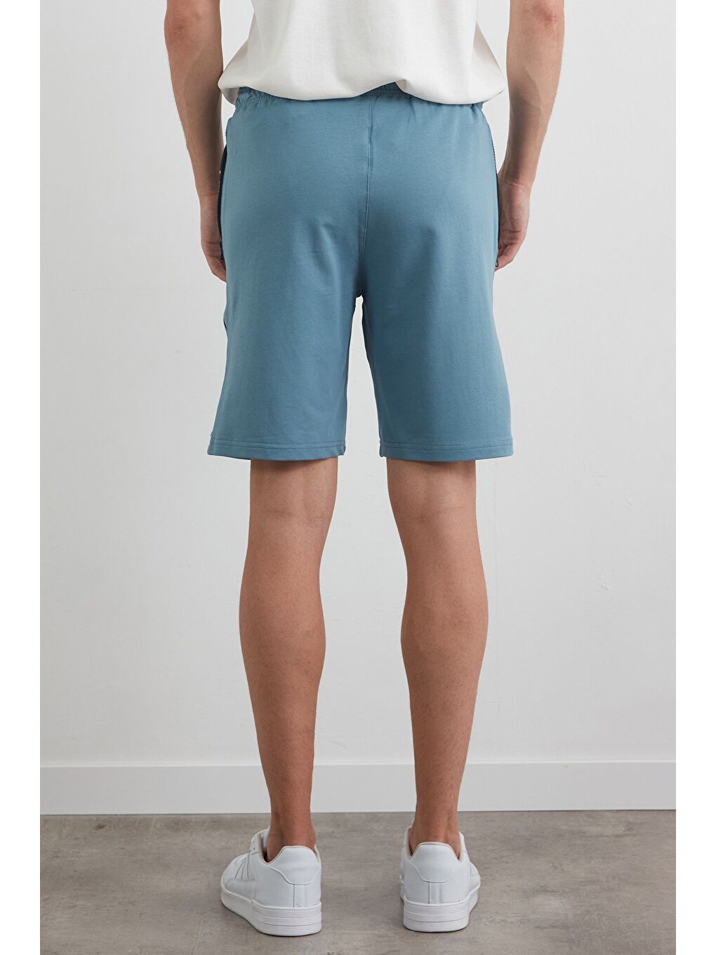 Mavi Yazı Baskıl Renk Garnili Cebi Fermuarlı Şort-3