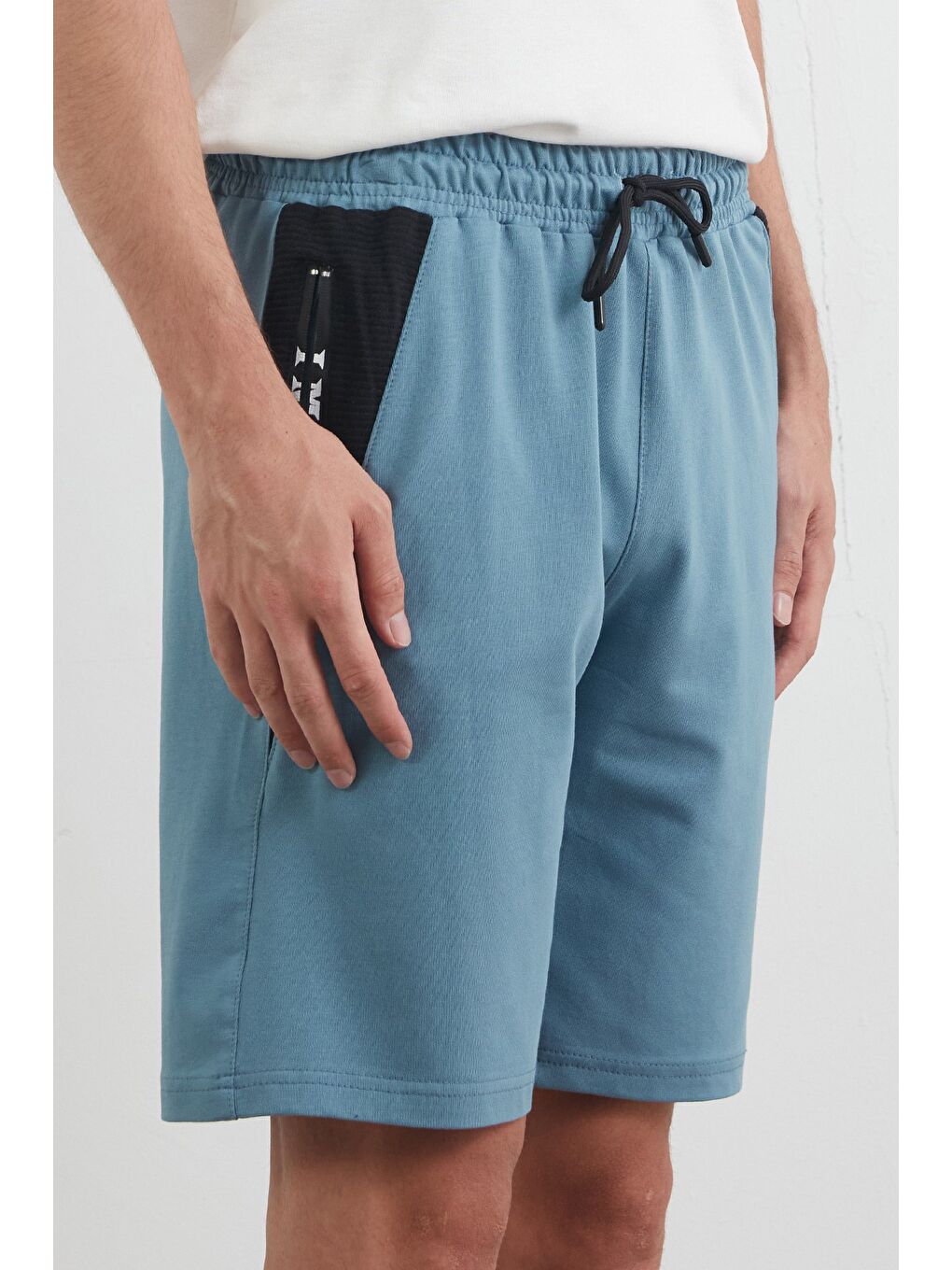 Mavi Yazı Baskıl Renk Garnili Cebi Fermuarlı Şort-4