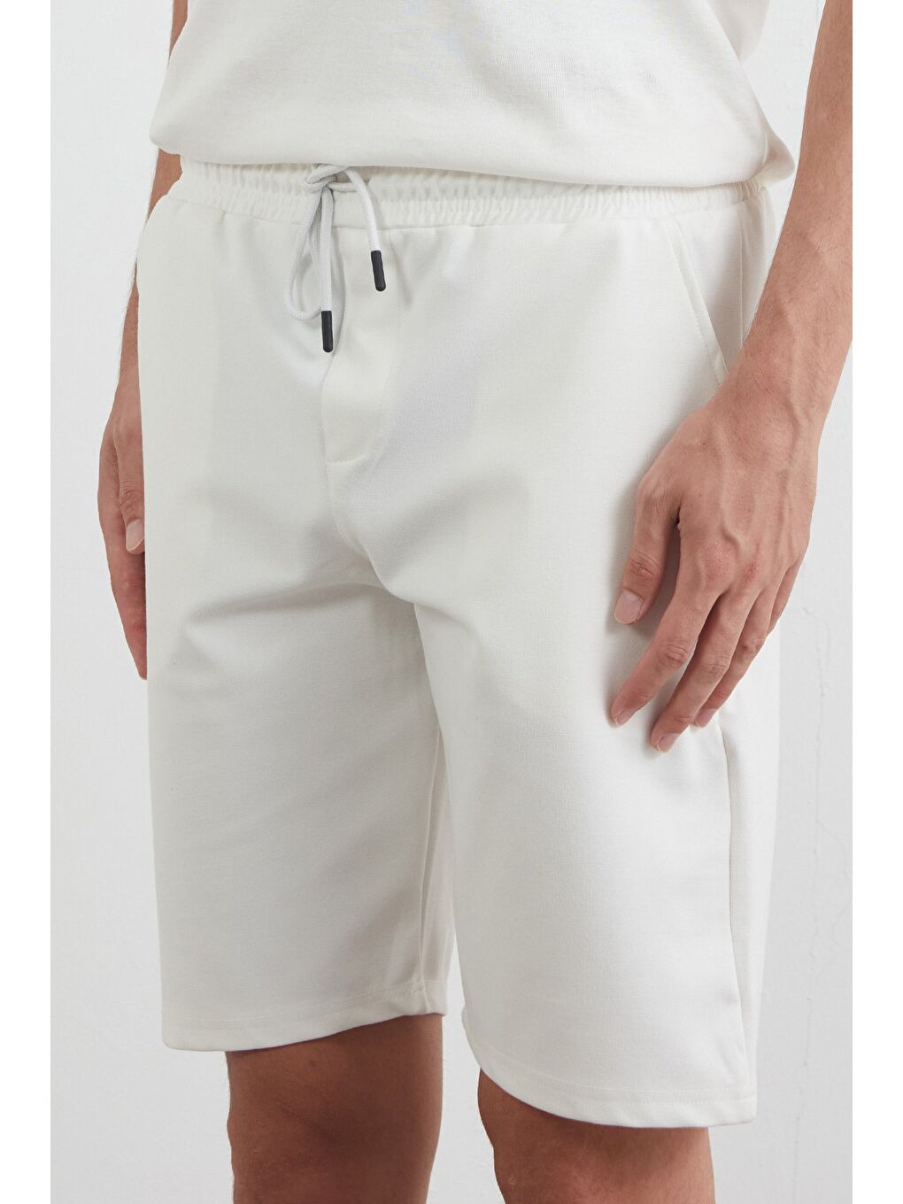 Ekru Beli Bağlamalı Cepli Şort-4