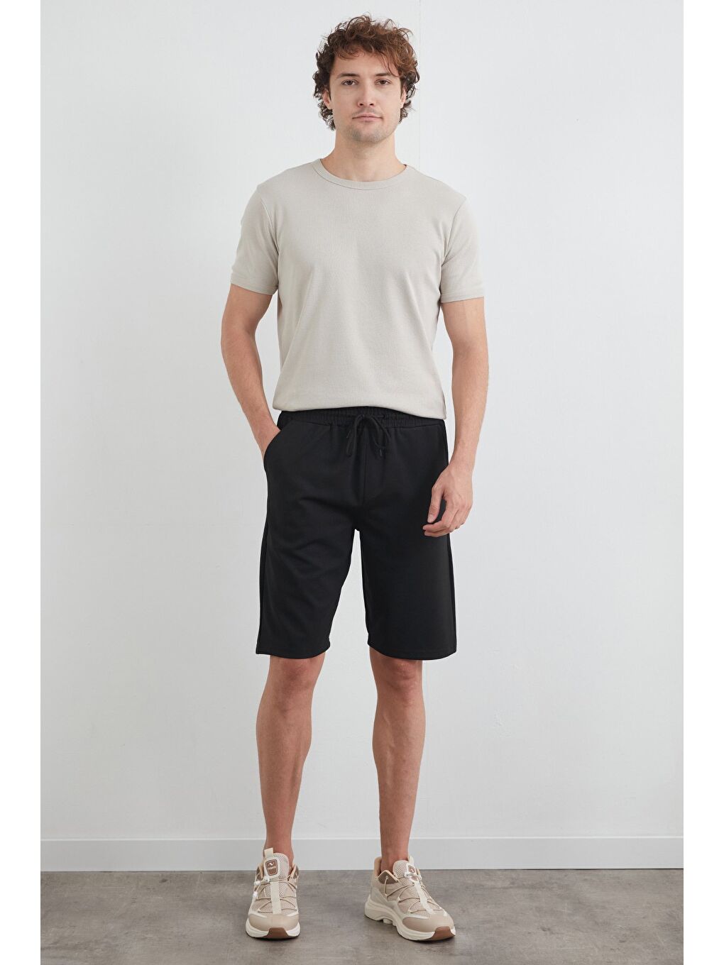 Siyah Beli Bağlamalı Cepli Şort-1