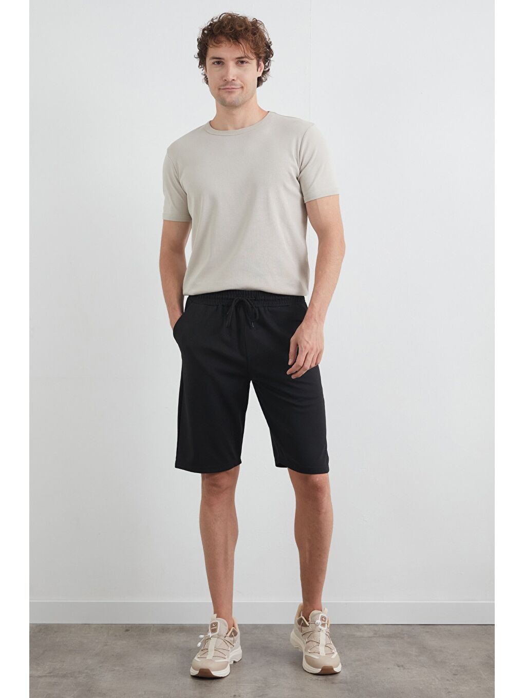 Siyah Beli Bağlamalı Cepli Şort-2