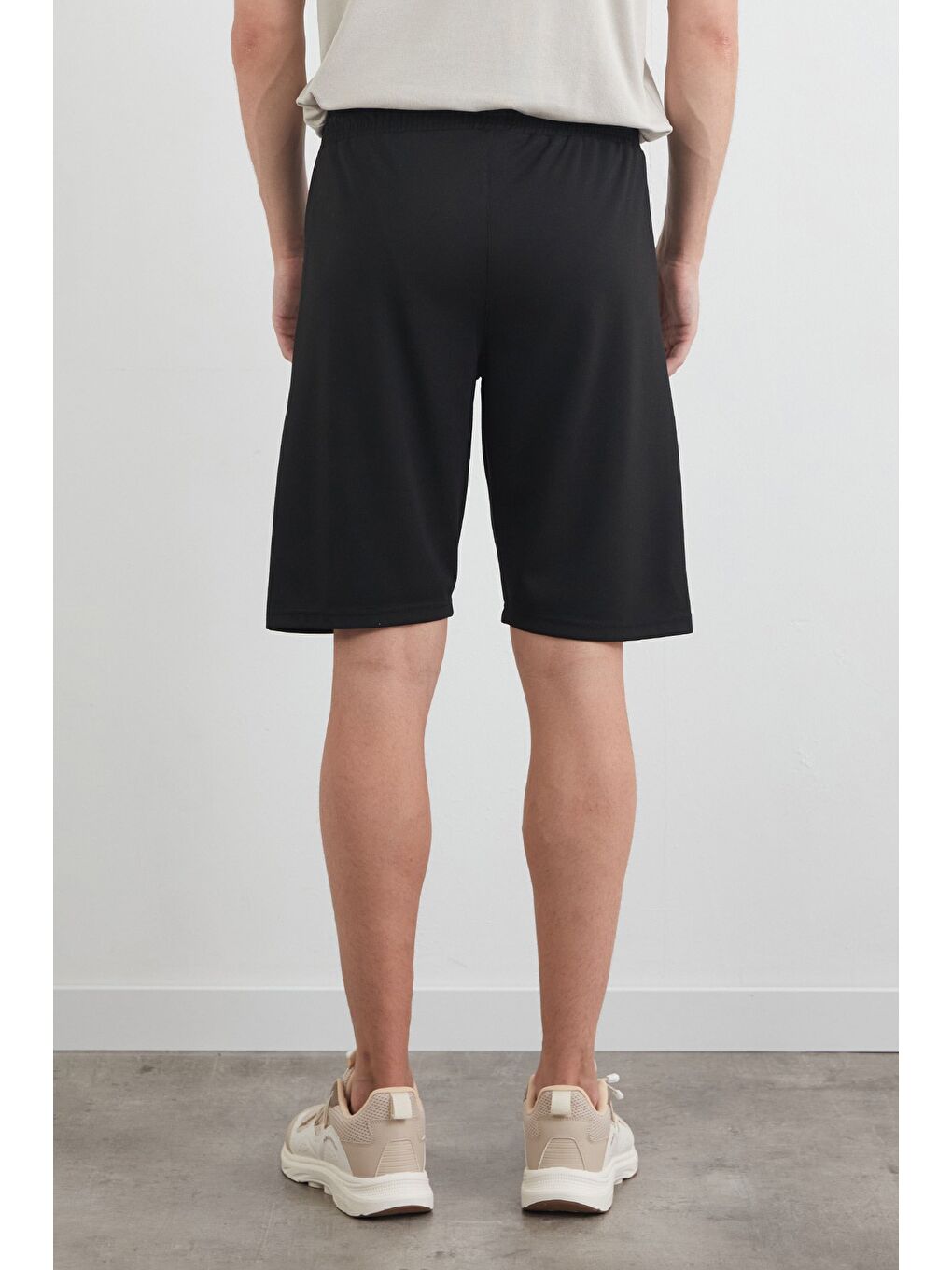 Siyah Beli Bağlamalı Cepli Şort-3