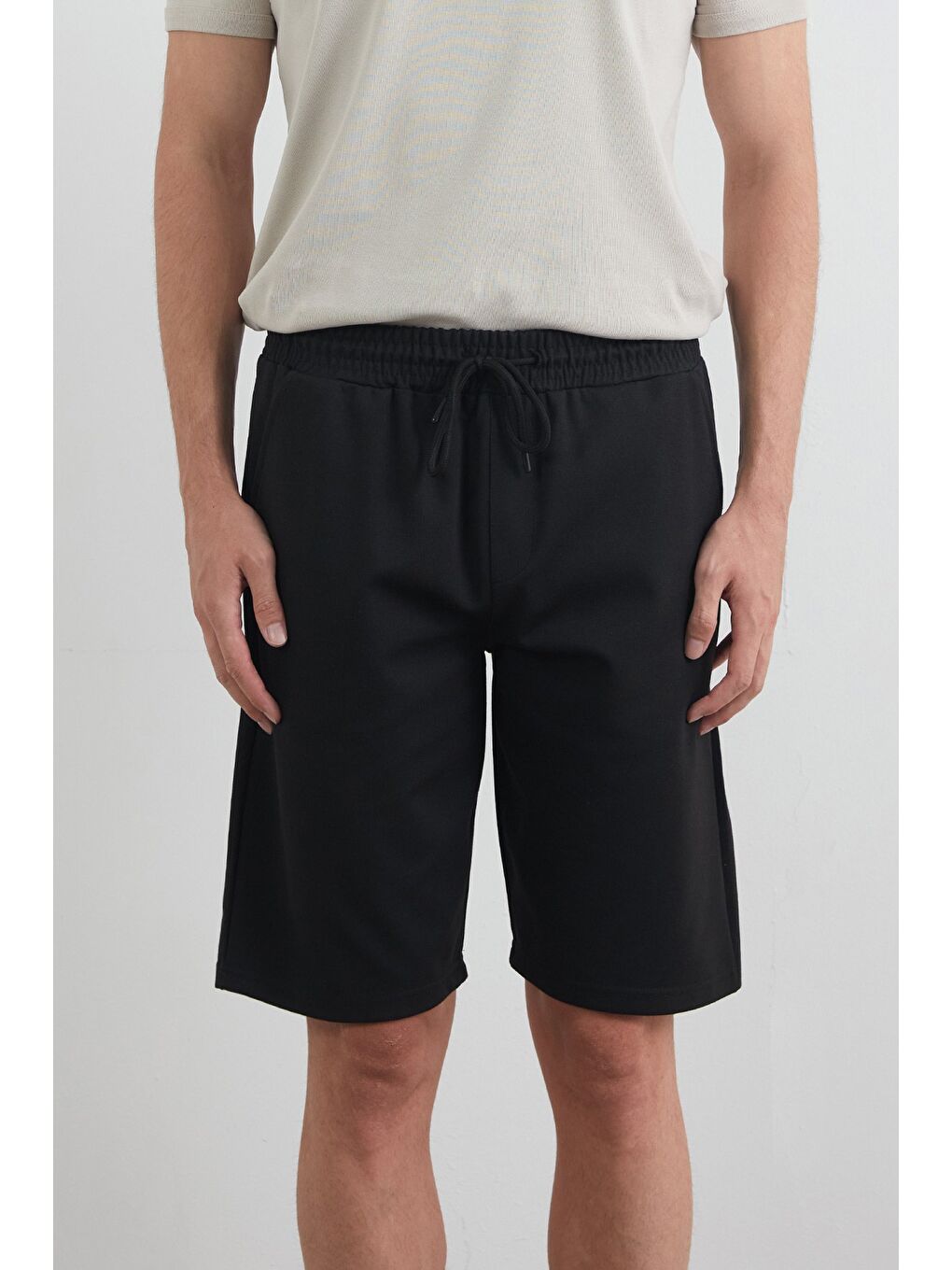 Siyah Beli Bağlamalı Cepli Şort-4