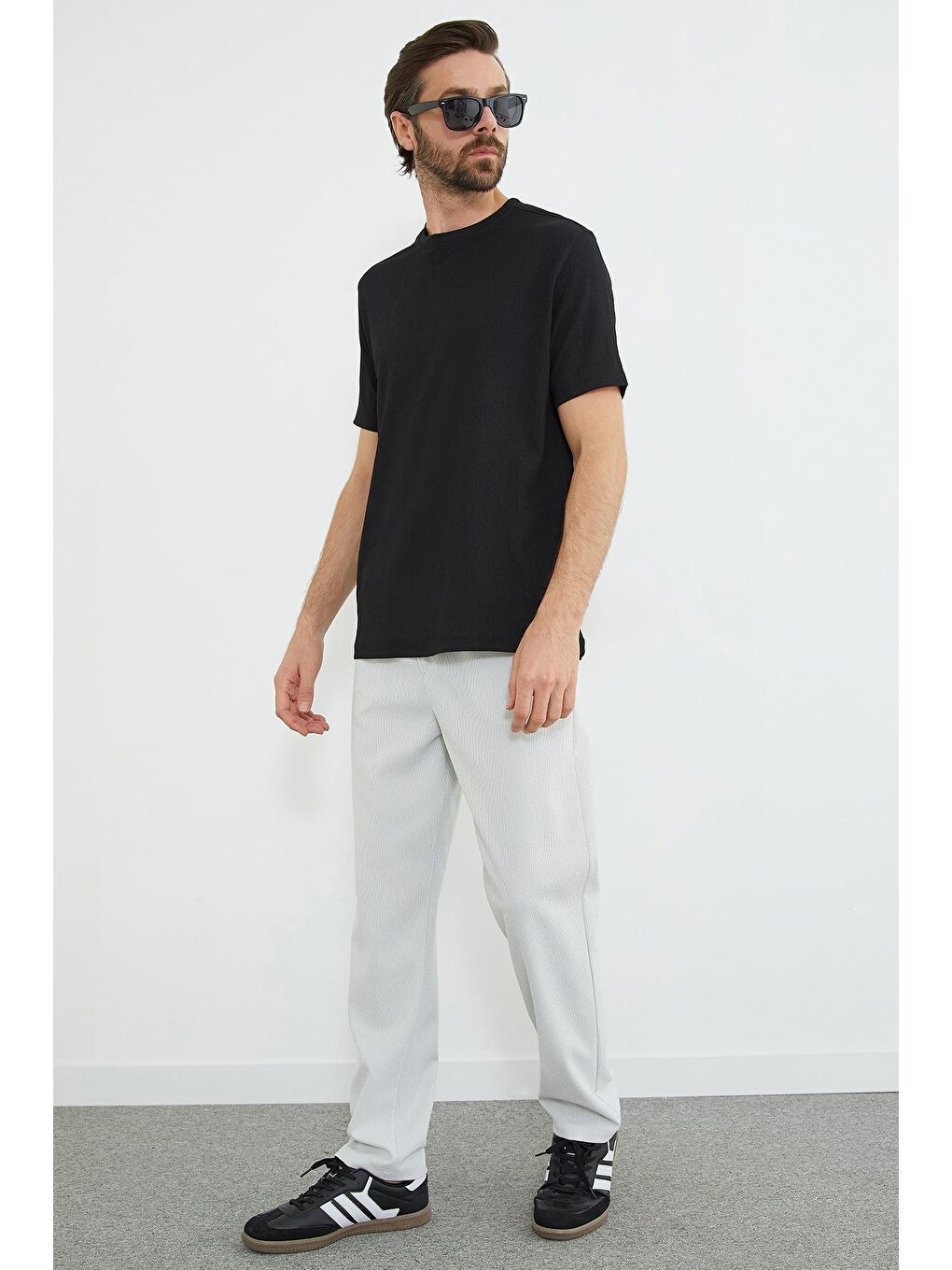 Siyah Bisiklet Yaka Bürümcük Yaka Tişört-1