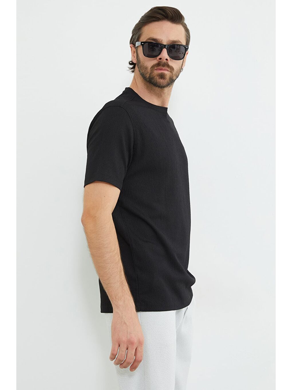 Siyah Bisiklet Yaka Bürümcük Yaka Tişört-2