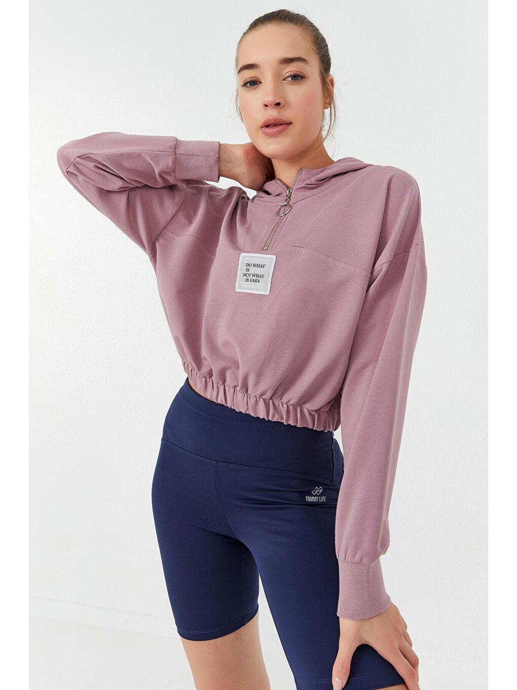 TOMMYLIFE Pembe Gül Kurusu Beli Büzgülü Kapüşonlu Yarım Fermuarlı Rahat Form Kadın Crop Top Sweatshirt - 97155