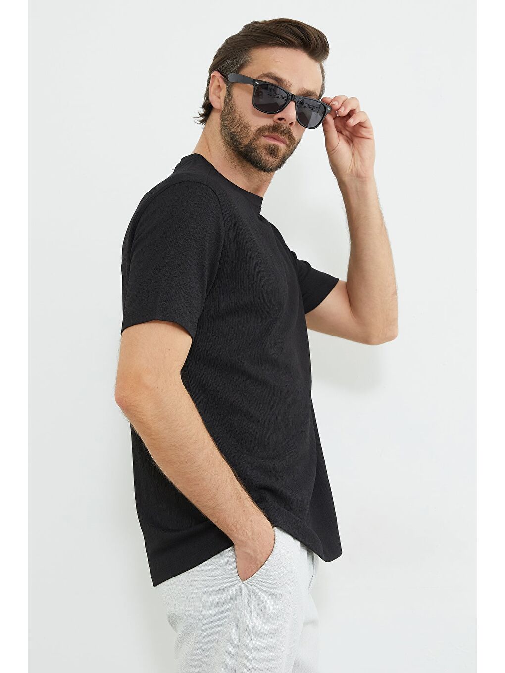 Siyah Bisiklet Yaka Bürümcük Yaka Tişört-3