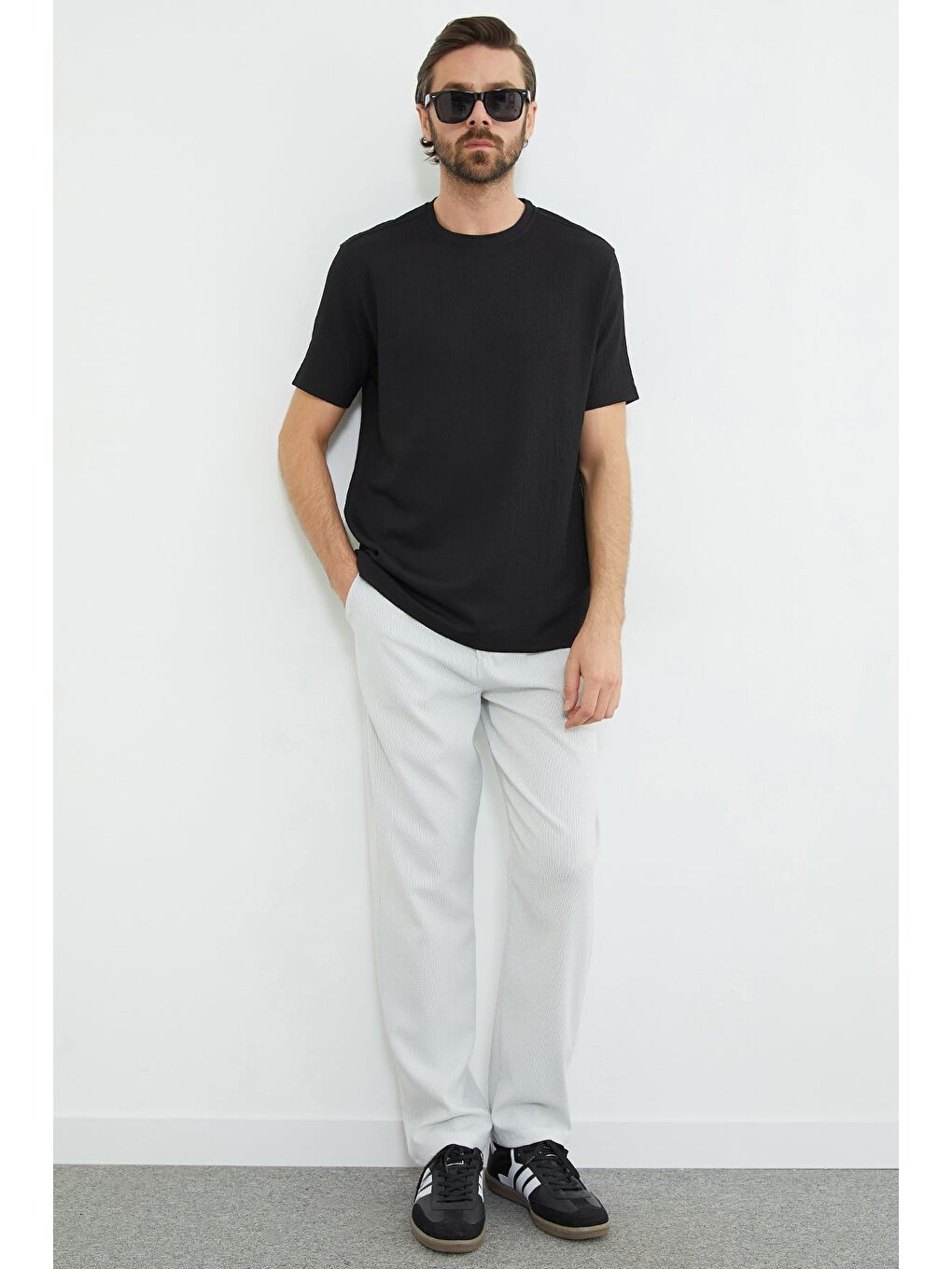 Siyah Bisiklet Yaka Bürümcük Yaka Tişört-4