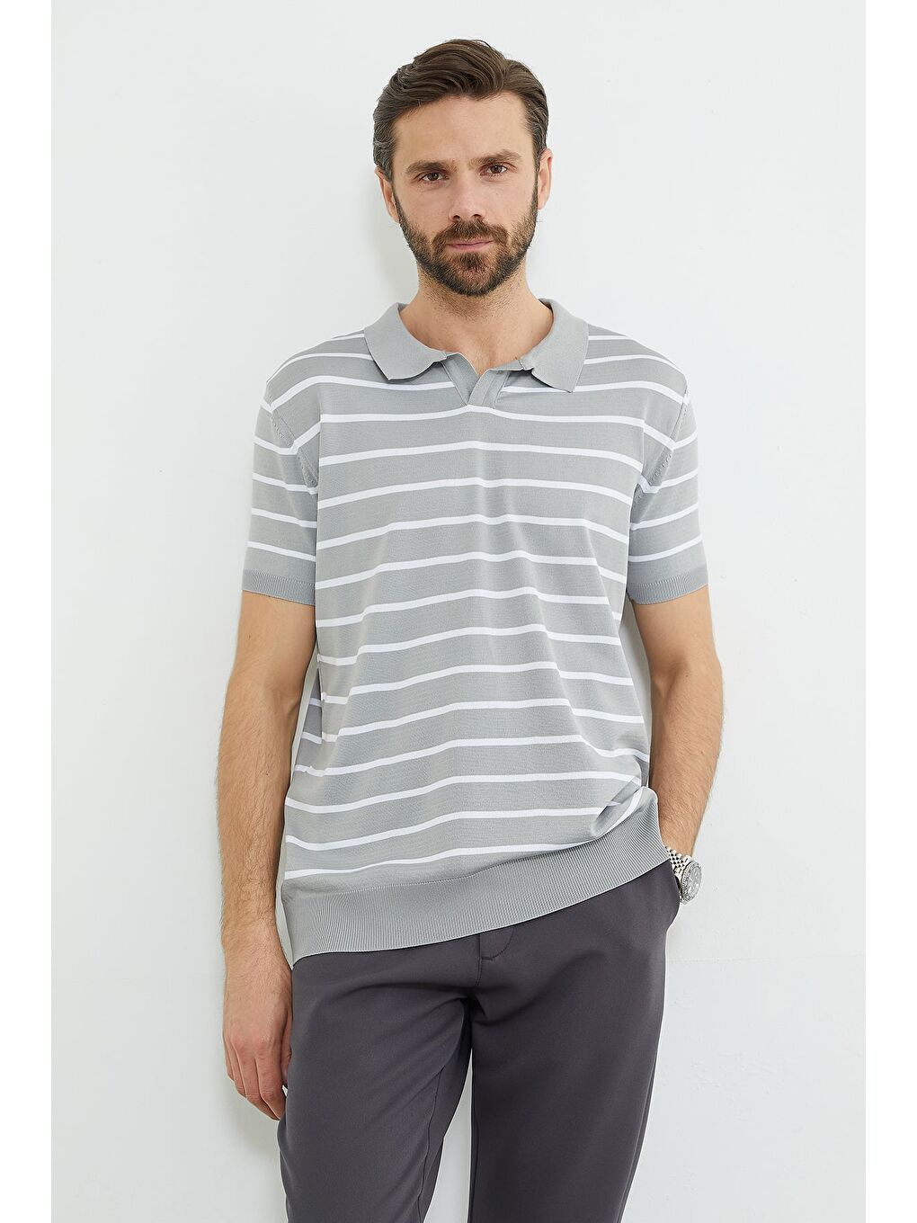 Gri Çizgili Apaş Yaka Triko Tişört