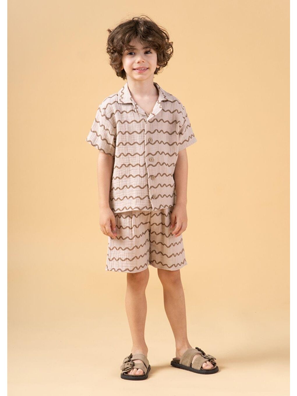 Karışık Erkek Çocuk Pamuklu Bej Dalga Desenli Gömlek Ve Şort Takım - Yazlık Rahat Kesim