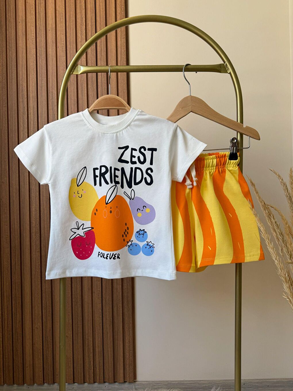 Karışık Unisex Çocuk Pamuklu Beyaz Zest Friends Baskılı T-Shirt Ve Turuncu Şort Takımı-1
