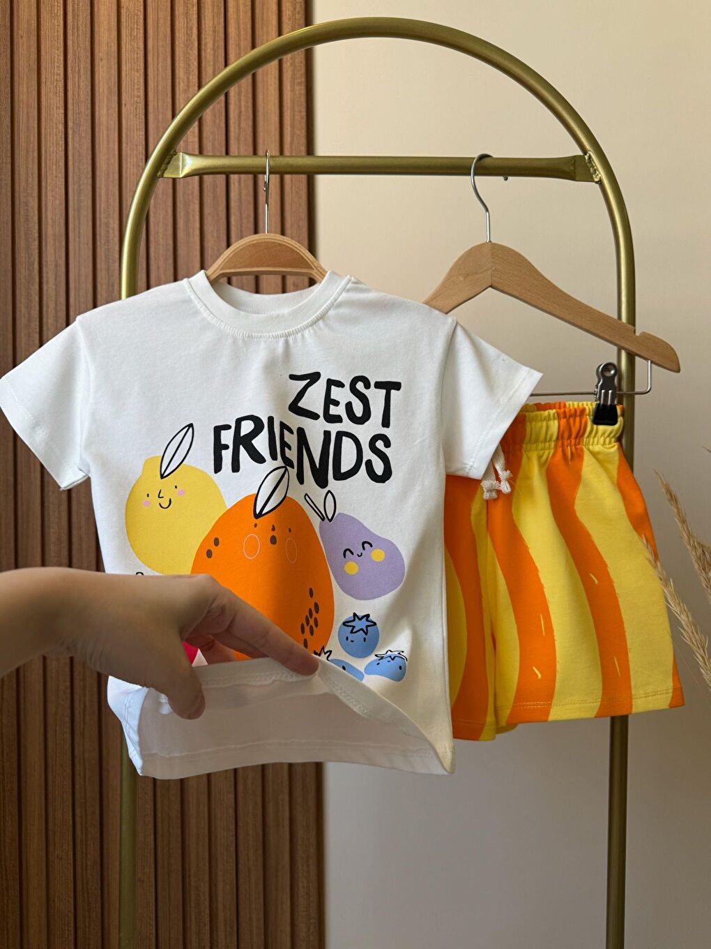 Karışık Unisex Çocuk Pamuklu Beyaz Zest Friends Baskılı T-Shirt Ve Turuncu Şort Takımı-2