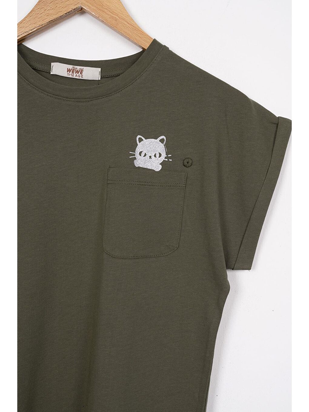 Bisiklet Yaka Kısa Kol Cep Detaylı Simli Kedi Baskılı Haki Renk Kız Çocuk Tshirt-1