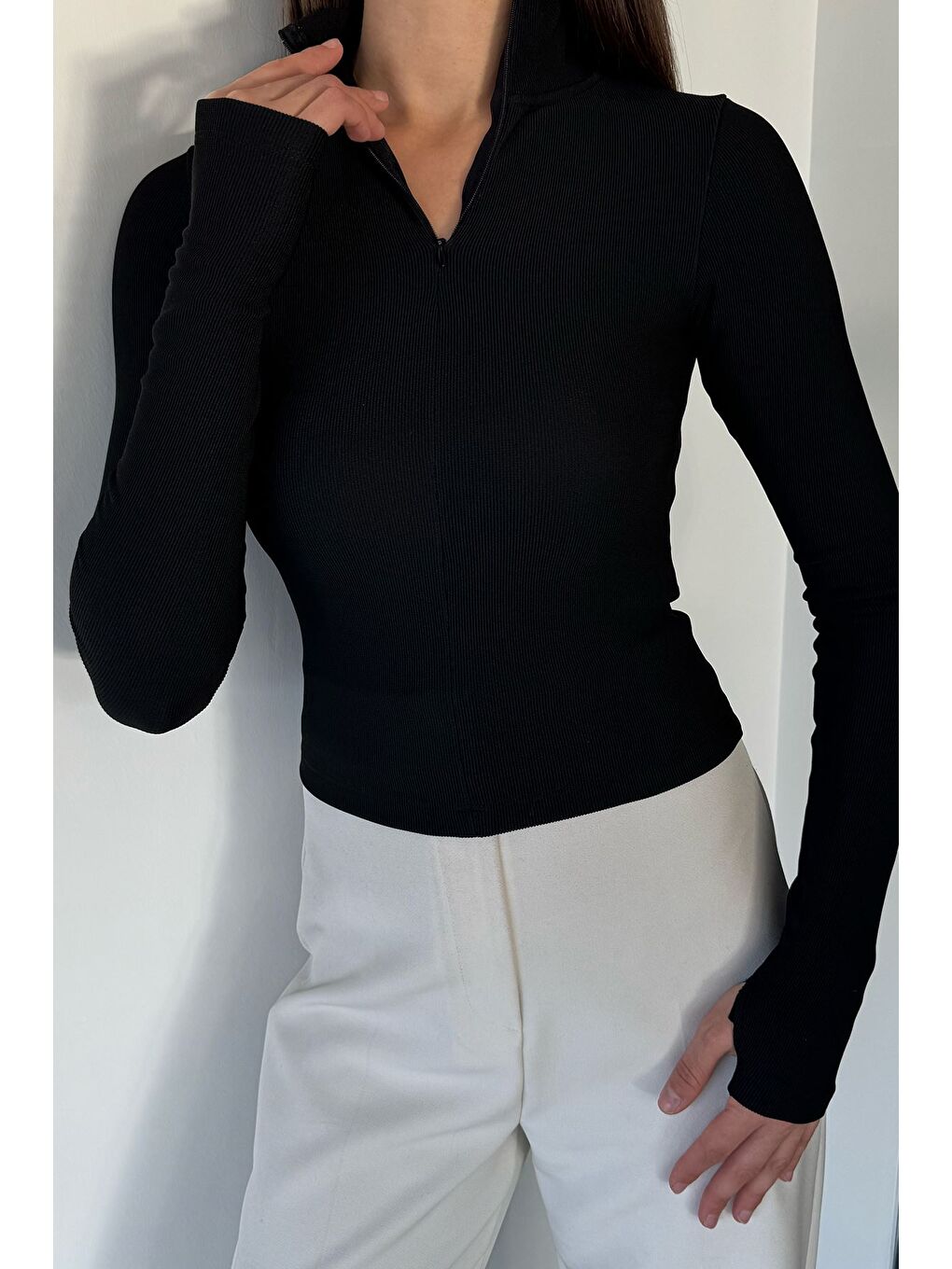 Siyah Kadın Yüksek Yaka Gizli Fermuarlı Bluz-4