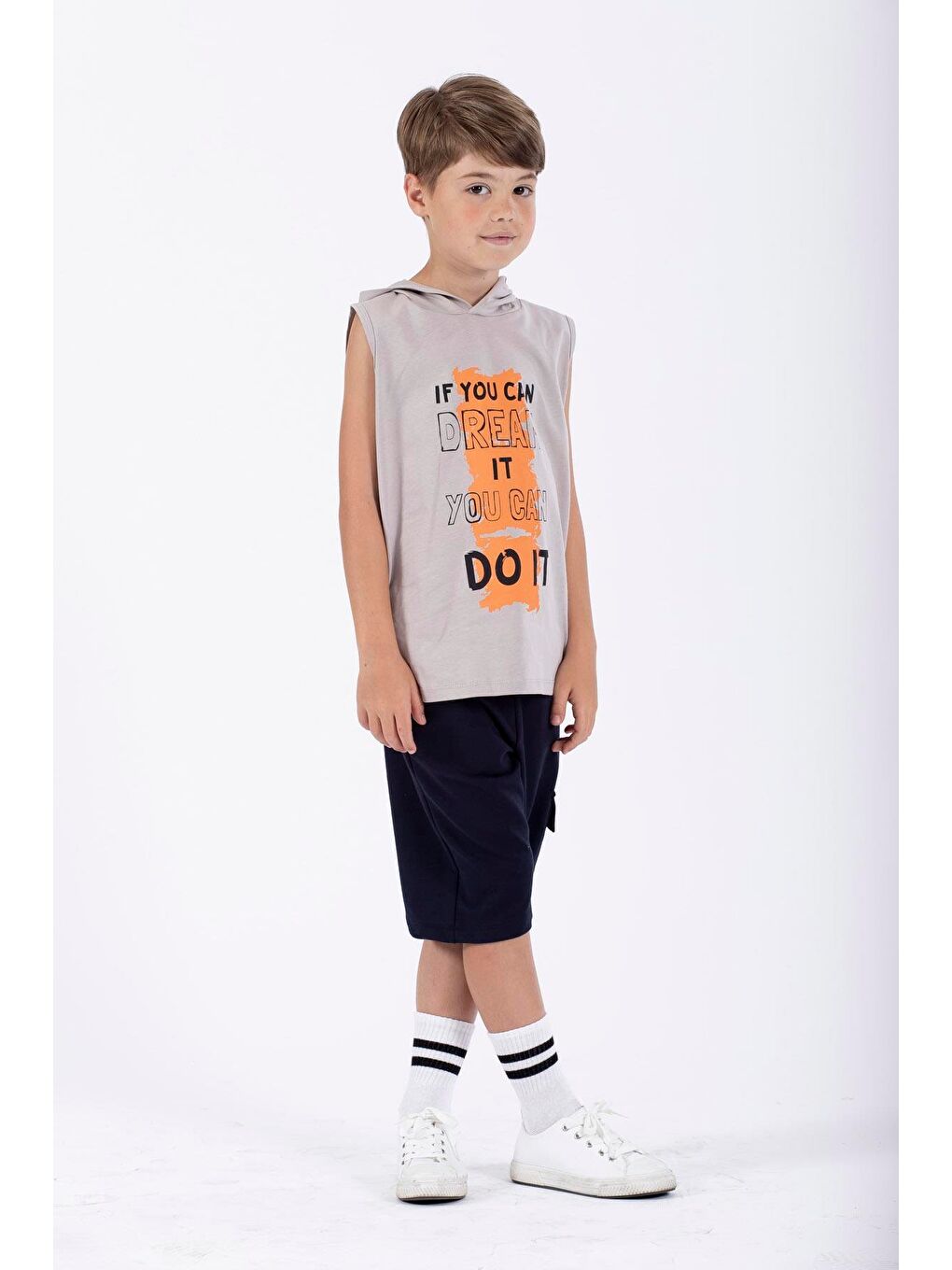 Bej Baskılı Kapüşonlu Sıfır Kol Taş Renk Erkek Çocuk Tshirt-1