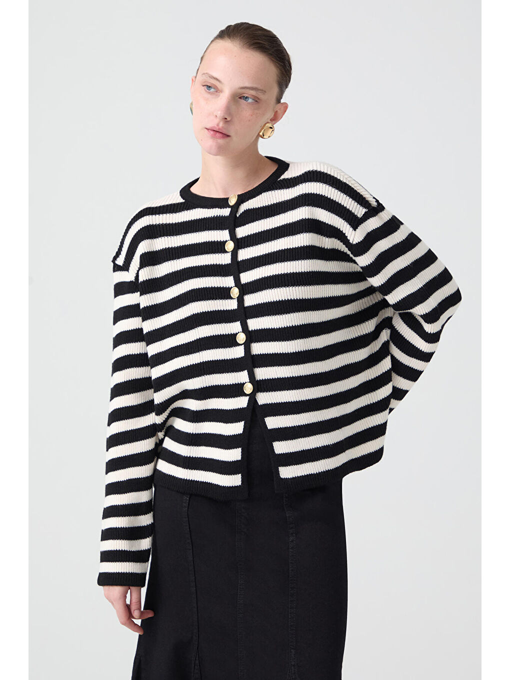 Siyah Gold Düğmeli Çizgili Kısa Hırka-2