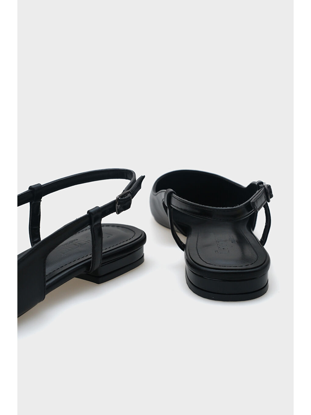 Siyah Anita Sivri Burunlu Arkası Açık Kadın Babet-3