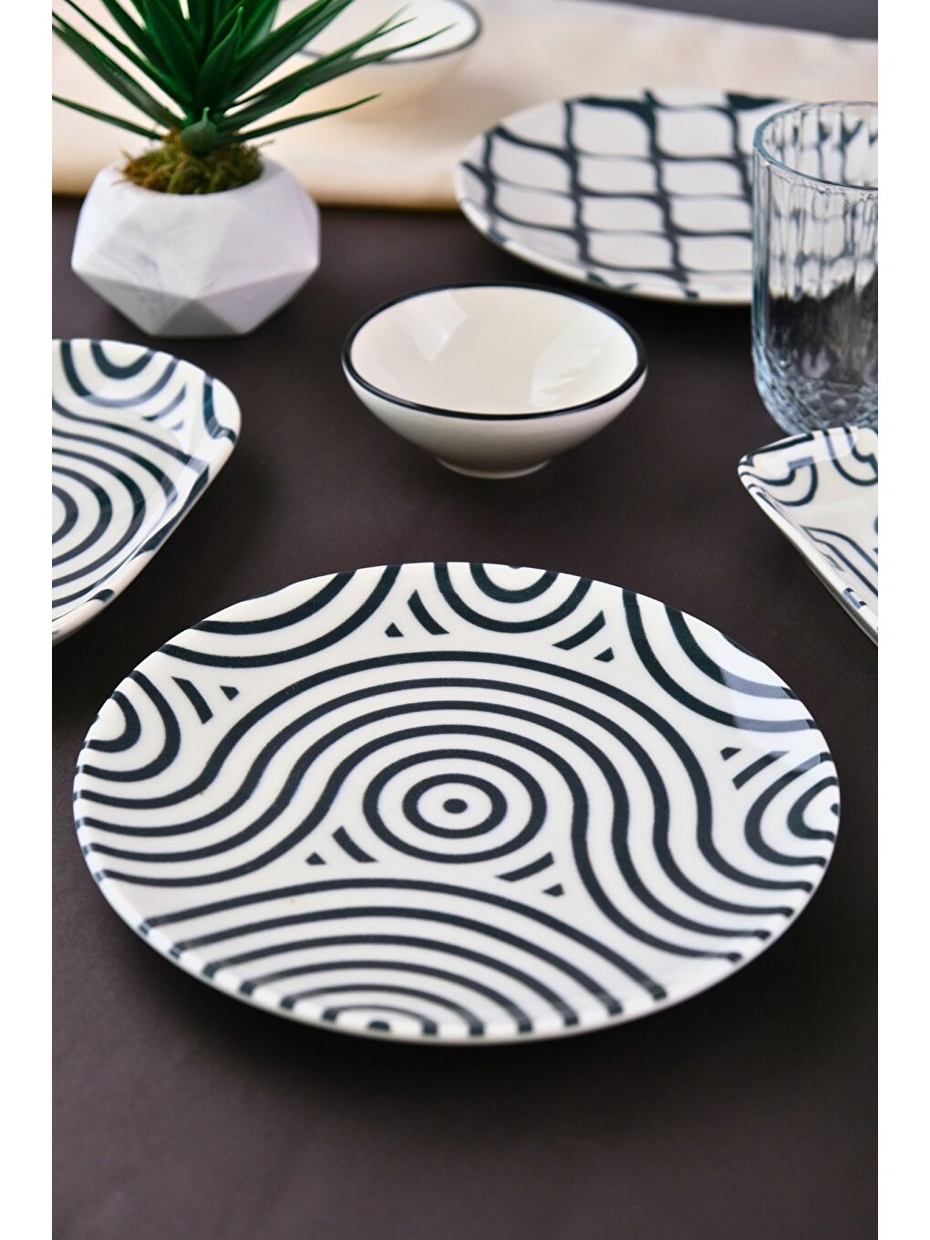 Siyah Porselen Black Kahvaltı ve İkram Takımı 6 Kişilik 14 Parça TVL14KAHPRS1152-1