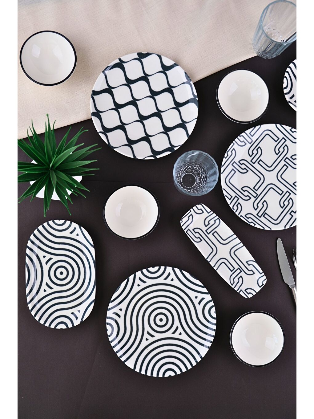 Siyah Porselen Black Kahvaltı ve İkram Takımı 6 Kişilik 14 Parça TVL14KAHPRS1152-3