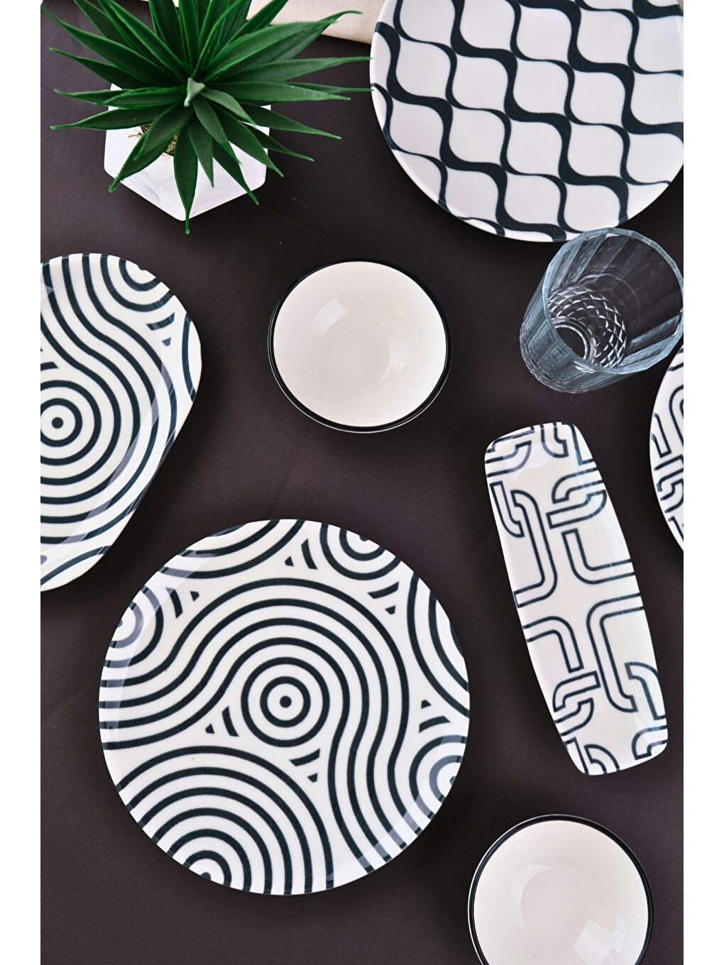 Siyah Porselen Black Kahvaltı ve İkram Takımı 6 Kişilik 14 Parça TVL14KAHPRS1152-4